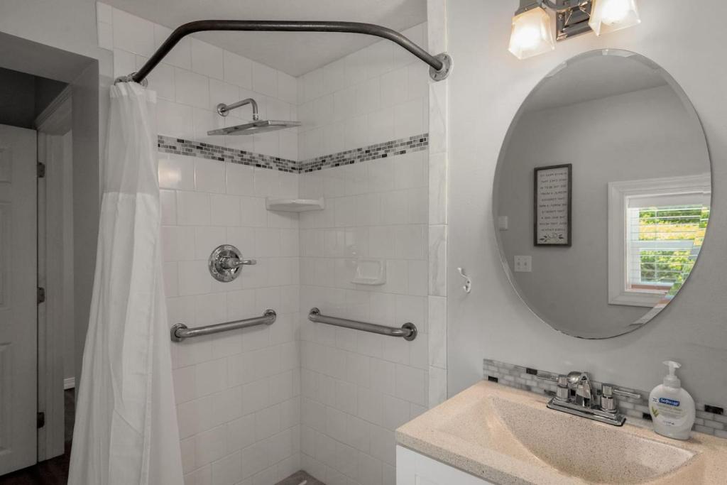 Sweet Jasper Suite-Summer Getaway in Jasper with Hot Tub - Image 8