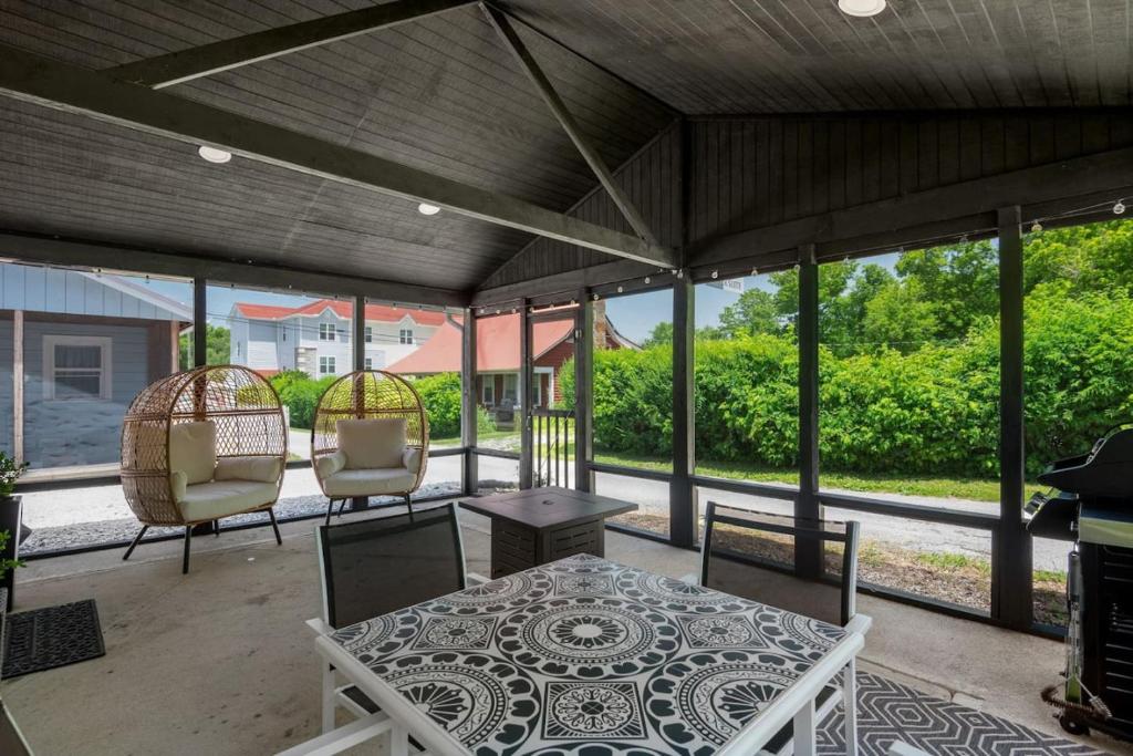 Sweet Jasper Suite-Summer Getaway in Jasper with Hot Tub - Image 6