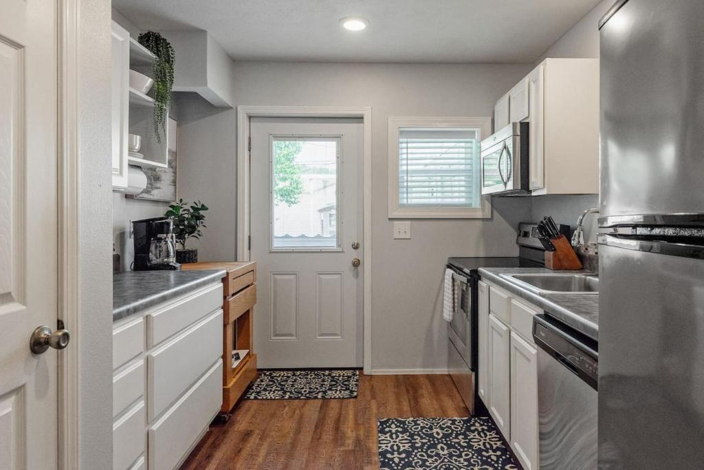 Sweet Jasper Suite-Summer Getaway in Jasper with Hot Tub - Image 4