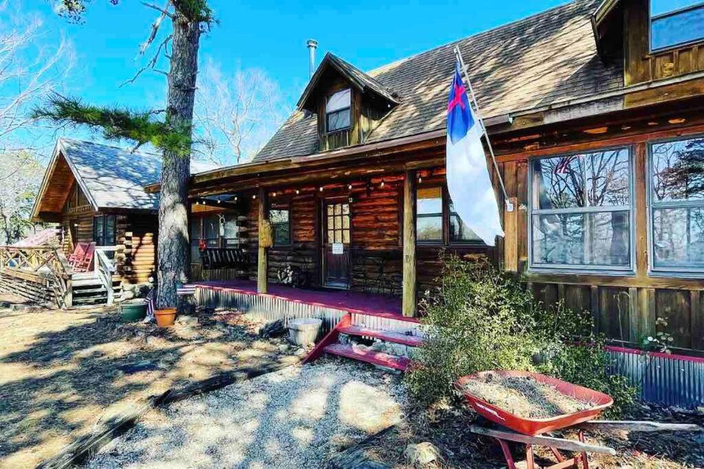 3 Bedroom log cabin with hot tub at Bear Mountain - Image 7