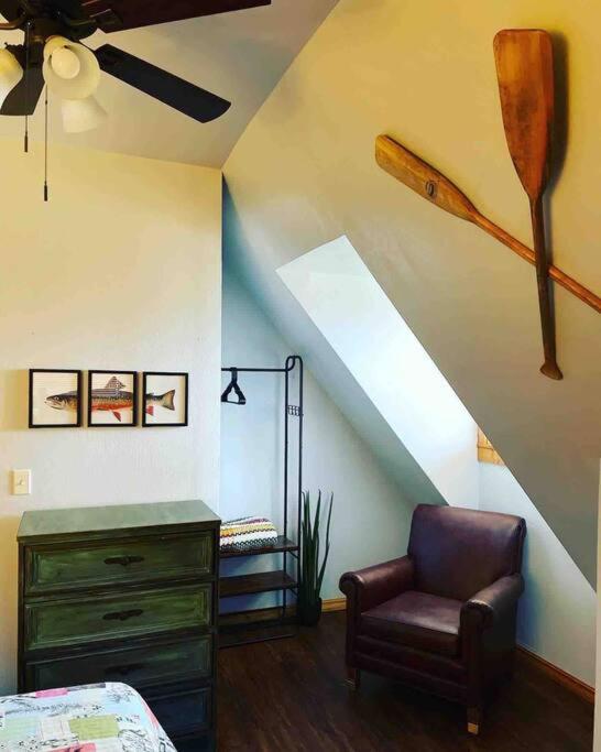 3 Bedroom log cabin with hot tub at Bear Mountain - Image 8