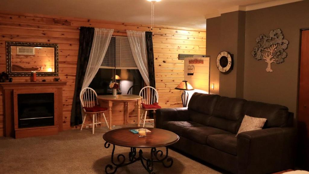 Cozy Cabin Retreat Close to Rivers and Lakes in Eureka Springs, Arkansas - Image 7