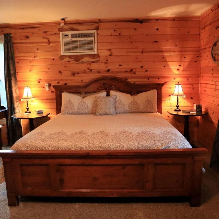 Cozy Cabin Retreat Close to Rivers and Lakes in Eureka Springs, Arkansas - Image 4