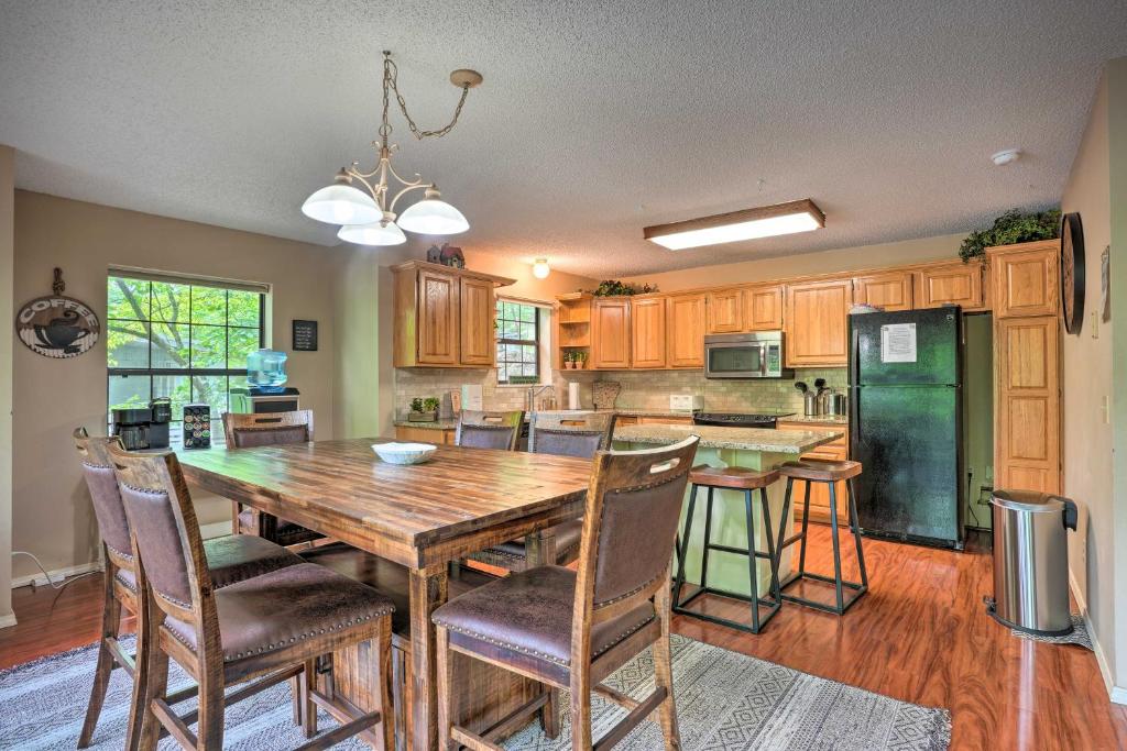 Beaver Lake Retreat with Deck and Private Hot Tub - Image 4