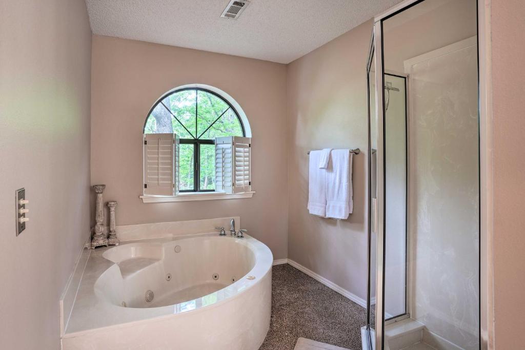 Beaver Lake Retreat with Deck and Private Hot Tub