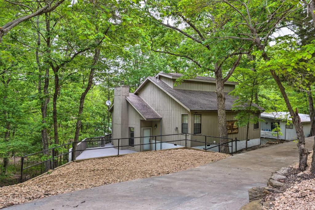 Beaver Lake Retreat with Deck and Private Hot Tub - Image 6