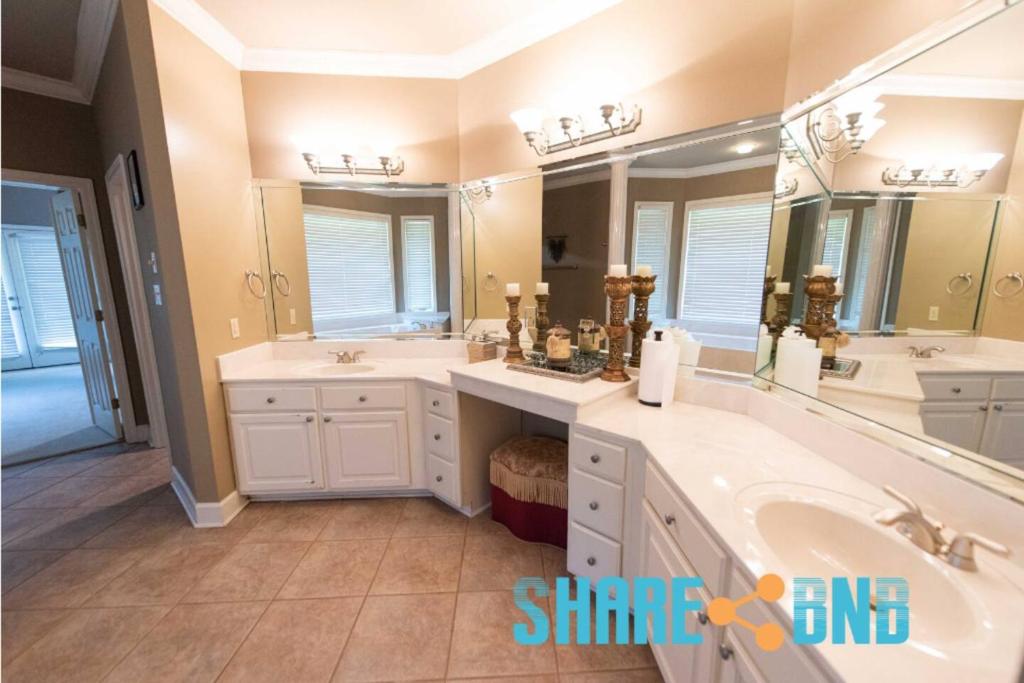 Elegant Lakefront Home W Covered Patio - Image 7