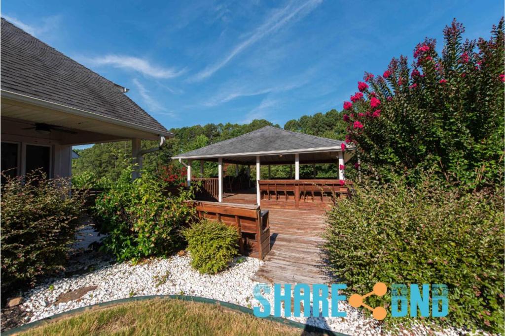 Elegant Lakefront Home W Covered Patio - Image 8