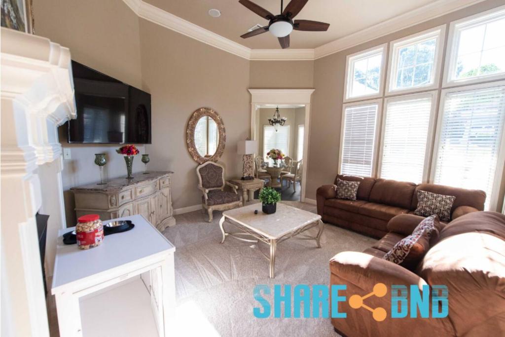 Elegant Lakefront Home W Covered Patio - Image 4