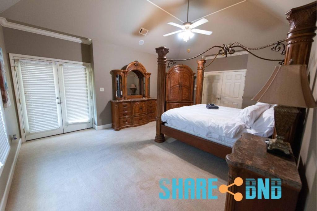 Elegant Lakefront Home W Covered Patio - Image 6