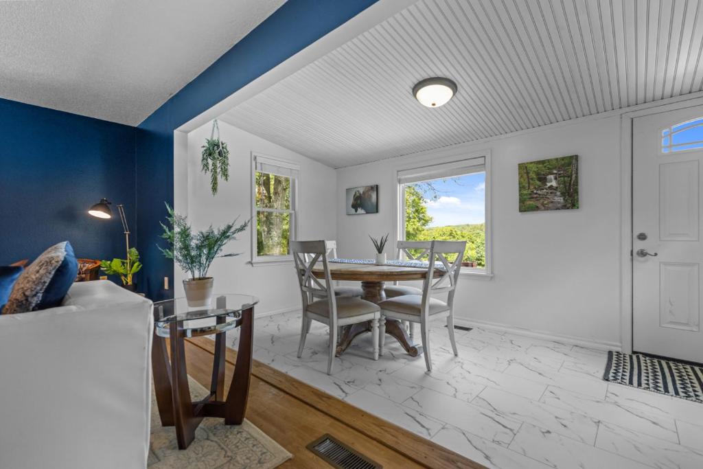 The Cottage on Abbey- Relaxing Summer Getaway in Harrison - Image 4