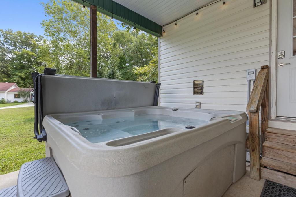 The Cottage on Abbey- Relaxing Summer Getaway in Harrison