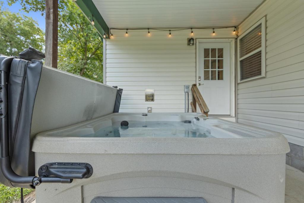 Hot Tub (Jacuzzi) - Photo 2