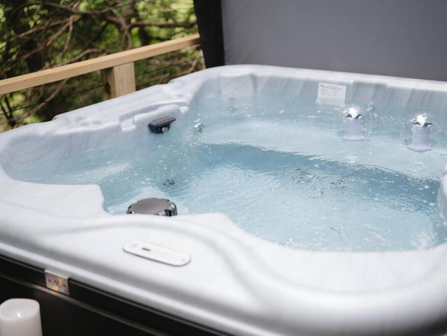 Hot Tub, Pets OK, WiFi, Honeymoon