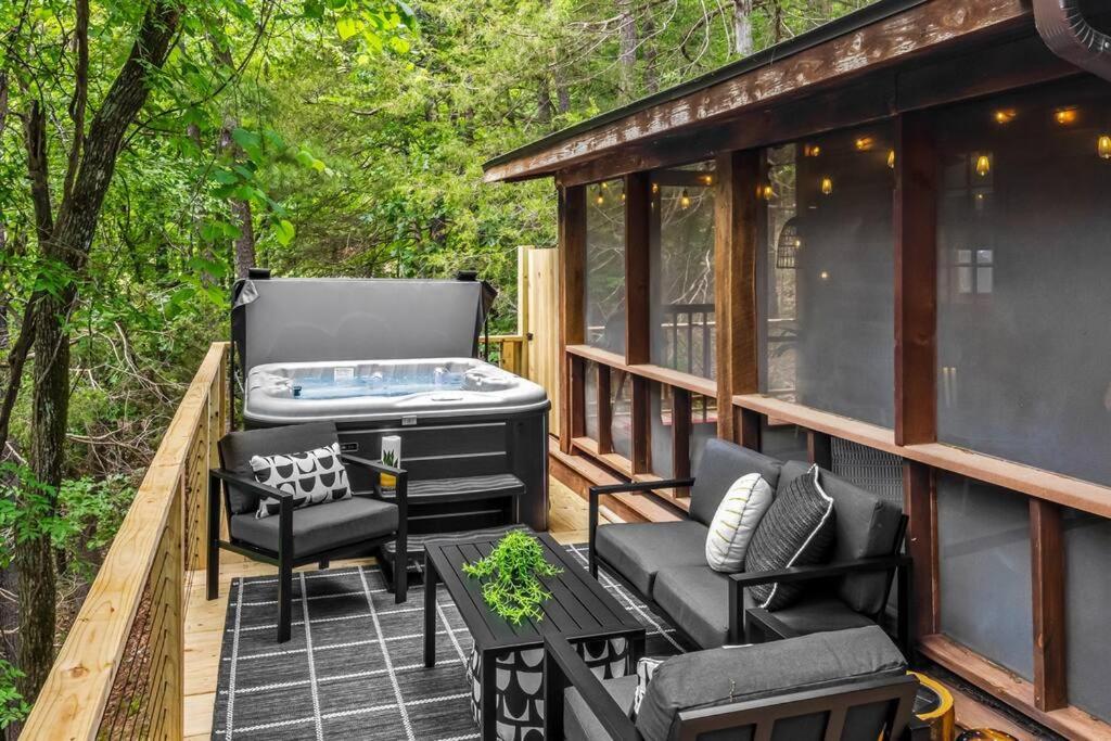 Hot Tub (Jacuzzi) - Photo 2