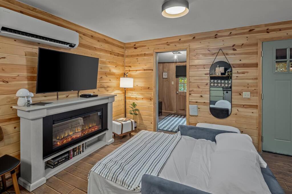 Hot Tub, Pets OK, WiFi, Honeymoon - Image 8