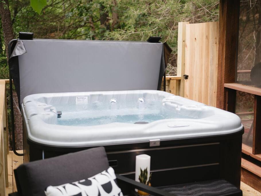 Hot Tub (Jacuzzi) - Photo 7