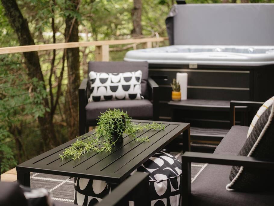 Hot Tub (Jacuzzi) - Photo 8