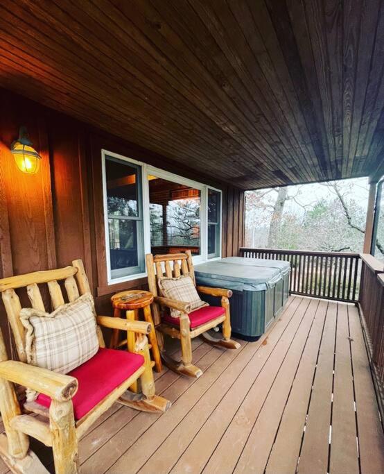 Eagle Crest cabin, White river view with hottub