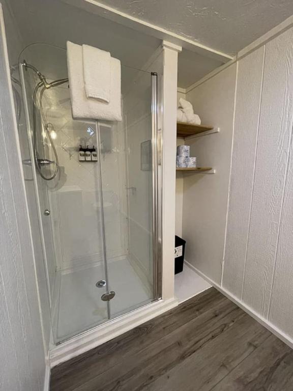 Adventure Cabin 3 King Bed Hot Tub - Image 7