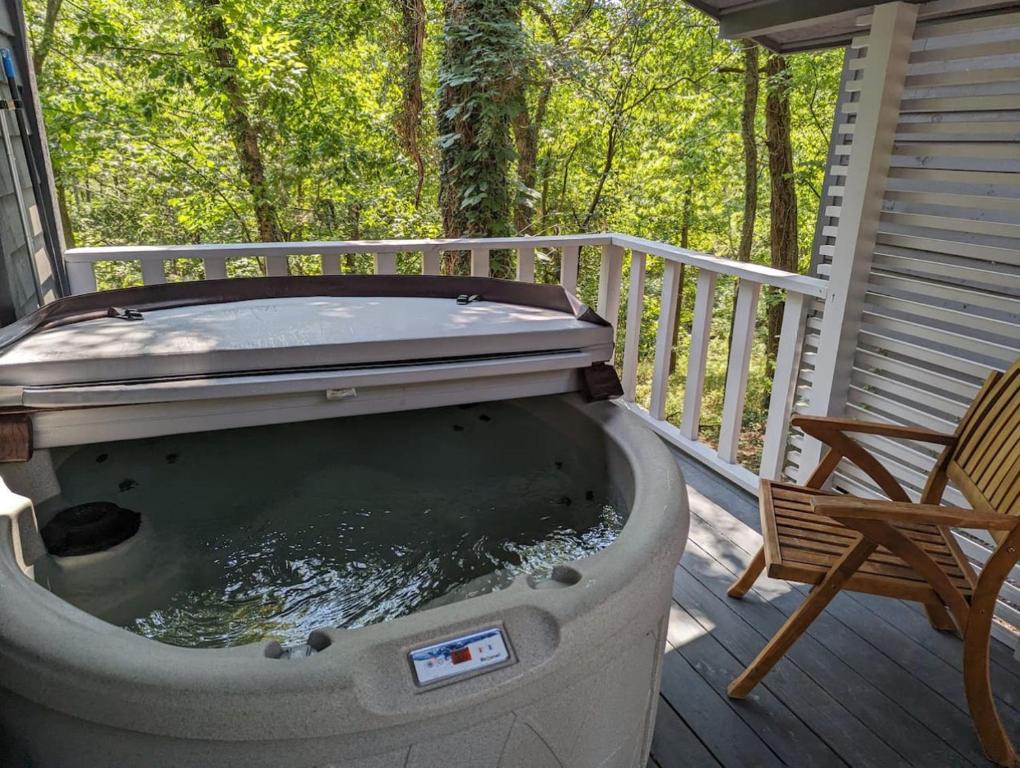 Hot Tub (Jacuzzi) - Photo 2