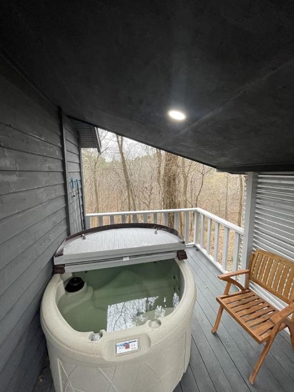 Adventure Cabin 3 King Bed Hot Tub