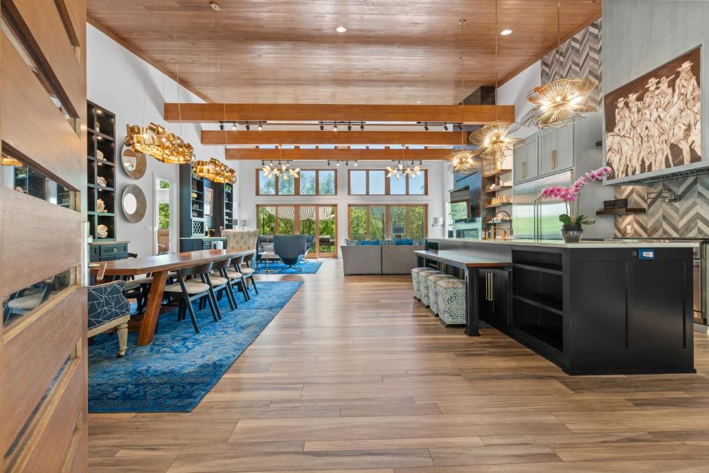 Luxurious Retreat! Private Creek View, Hot-tub, Pool - Image 6