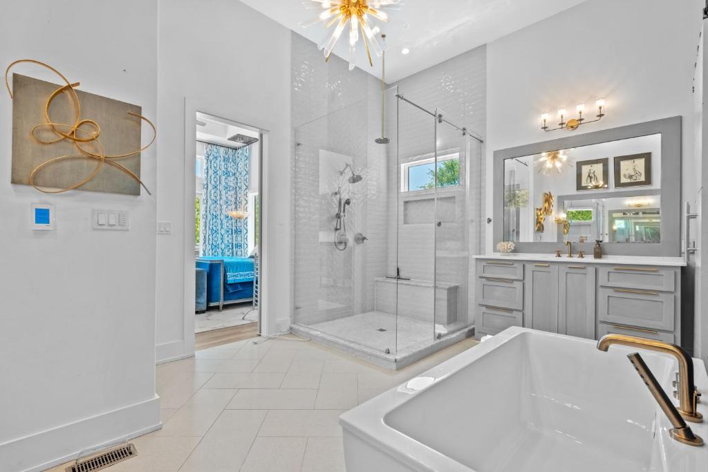 Luxurious Retreat! Private Creek View, Hot-tub, Pool