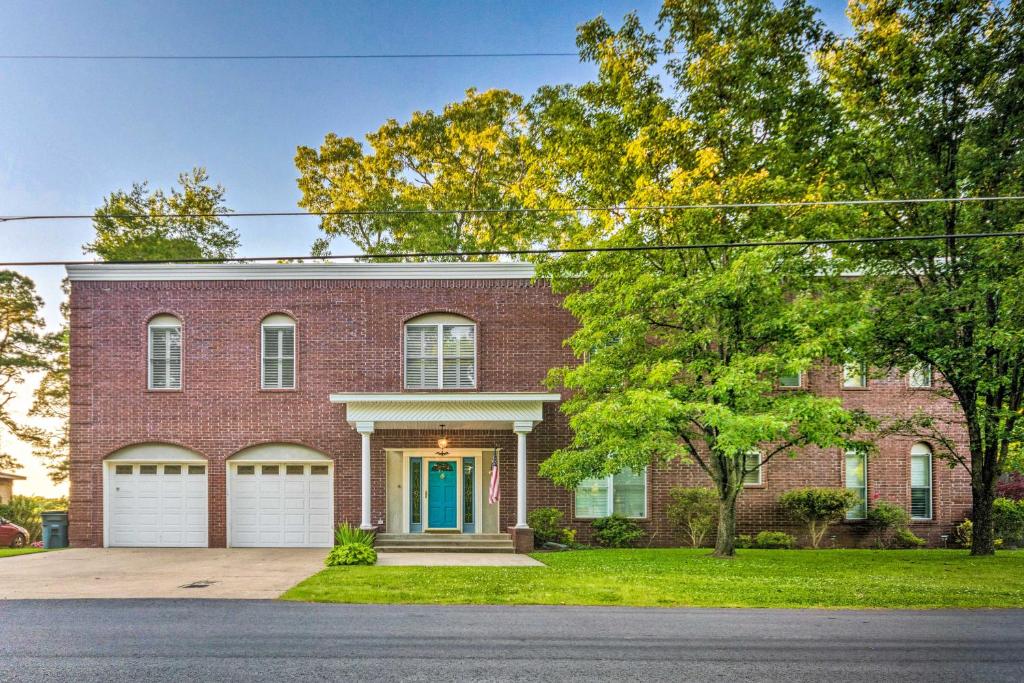 Dock, Hot Tub and Kayaks Luxe Hot Springs Lakehouse - Image 6