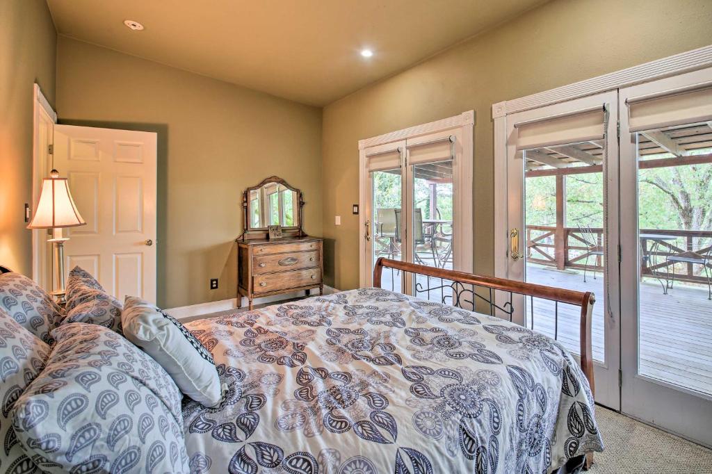 Dock, Hot Tub and Kayaks Luxe Hot Springs Lakehouse - Image 7