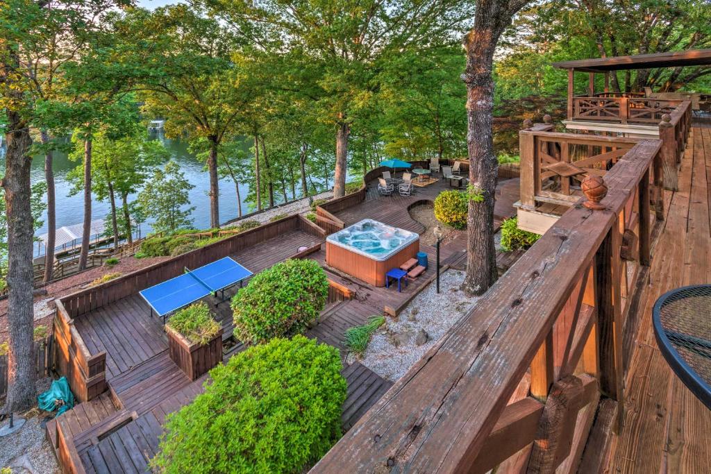 Dock, Hot Tub and Kayaks Luxe Hot Springs Lakehouse