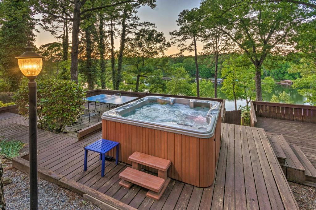 Dock, Hot Tub and Kayaks Luxe Hot Springs Lakehouse