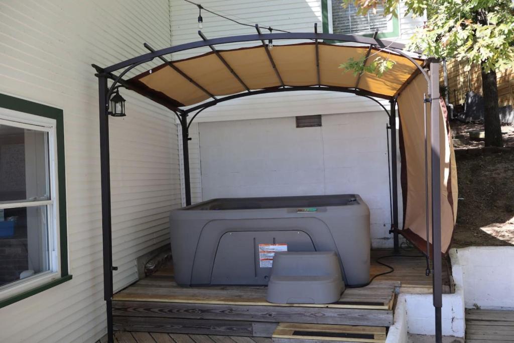 Hot Tub (Jacuzzi) - Photo 7