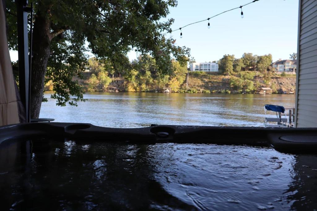 Lake Haven Estate with Hot Tub, Game Room and Pontoon Boat, 4BR, 4 Bathoom, 2 Kitchens