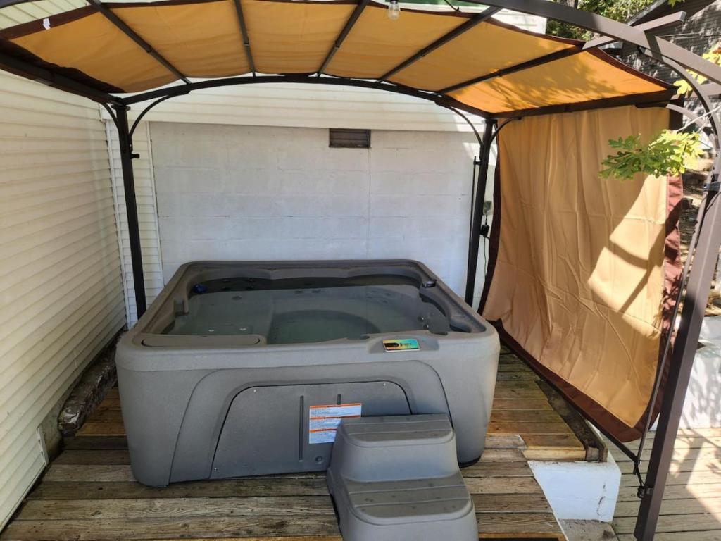 Hot Tub (Jacuzzi) - Photo 10