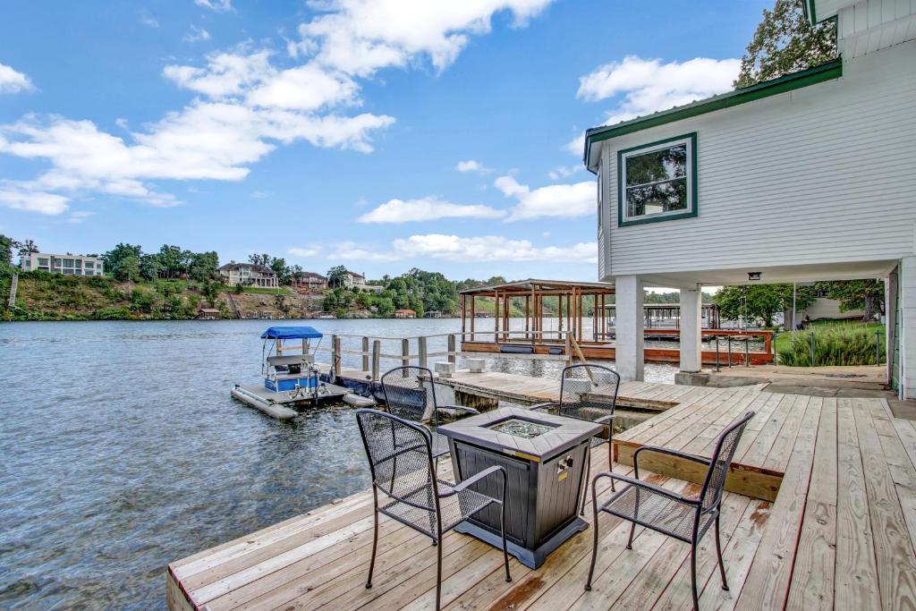 Lake Haven Estate with Hot Tub, Game Room and Pontoon Boat, 4BR, 4 Bathoom, 2 Kitchens - Image 5