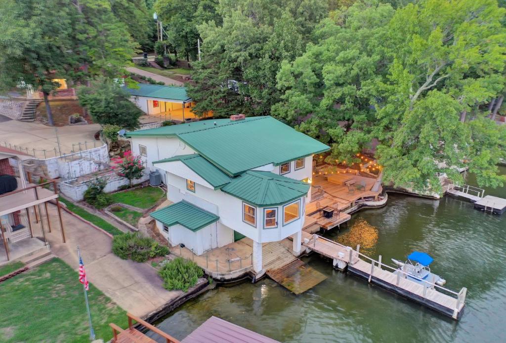 Lake Haven Estate with Hot Tub, Game Room and Pontoon Boat, 4BR, 4 Bathoom, 2 Kitchens