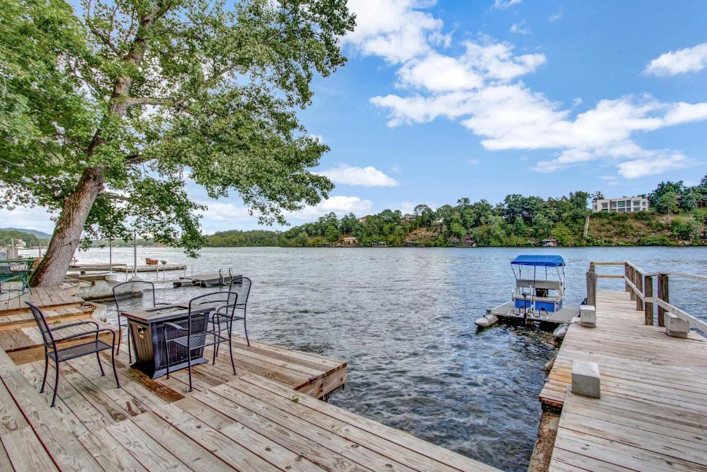 Lake Haven Estate with Hot Tub, Game Room and Pontoon Boat, 4BR, 4 Bathoom, 2 Kitchens - Image 6