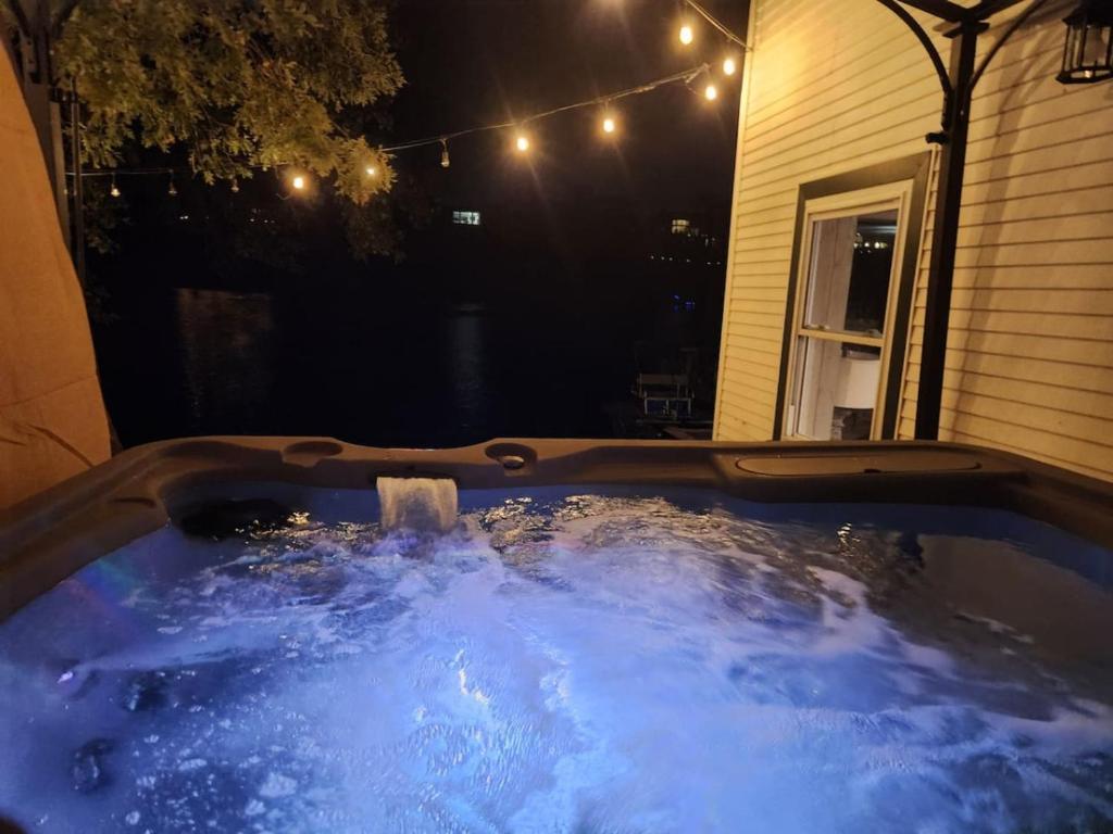 Hot Tub (Jacuzzi) - Photo 3