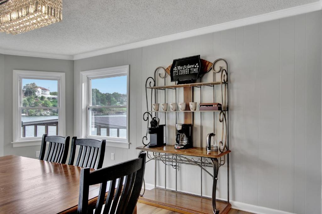 Lake Haven Estate with Hot Tub, Game Room and Pontoon Boat, 4BR, 4 Bathoom, 2 Kitchens - Image 7