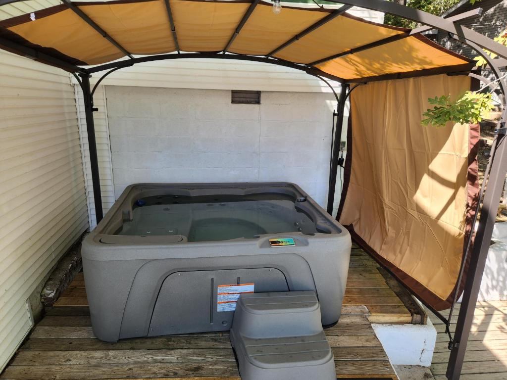 Hot Tub (Jacuzzi) - Photo 2