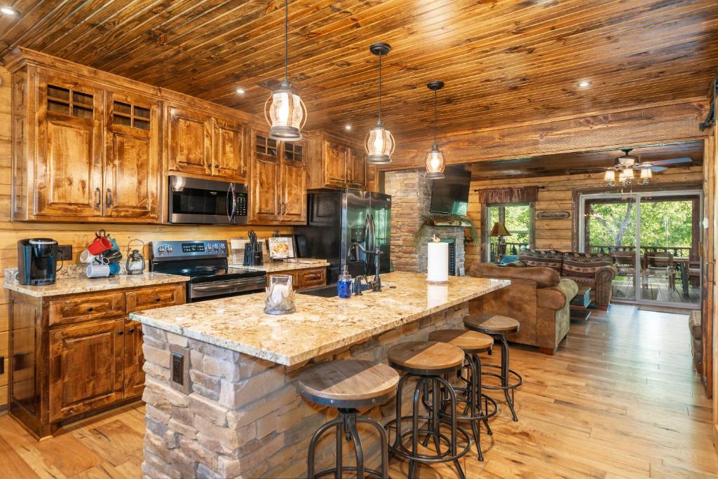 River Lodge Escape with Hot Tub - Image 4