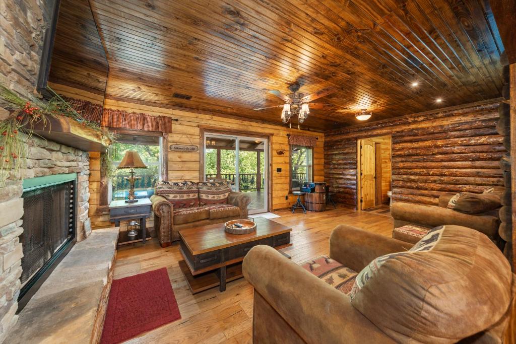 River Lodge Escape with Hot Tub - Image 5