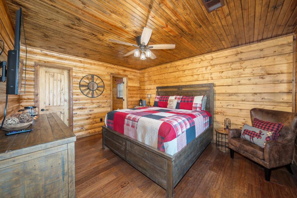 River Lodge Escape with Hot Tub - Image 6