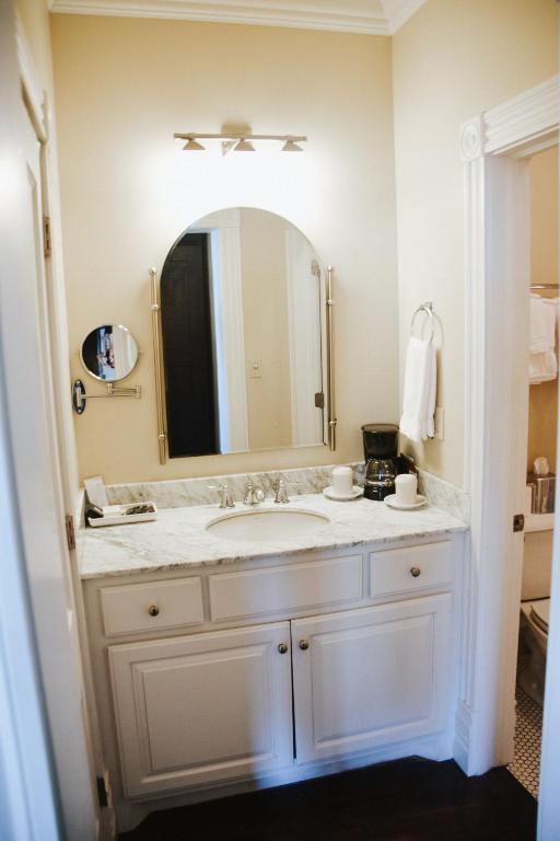 Dickson Street Inn - Image 8