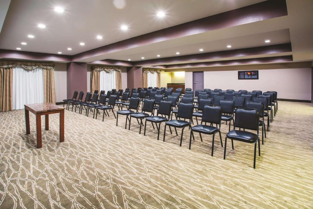 La Quinta by Wyndham Russellville - Image 6