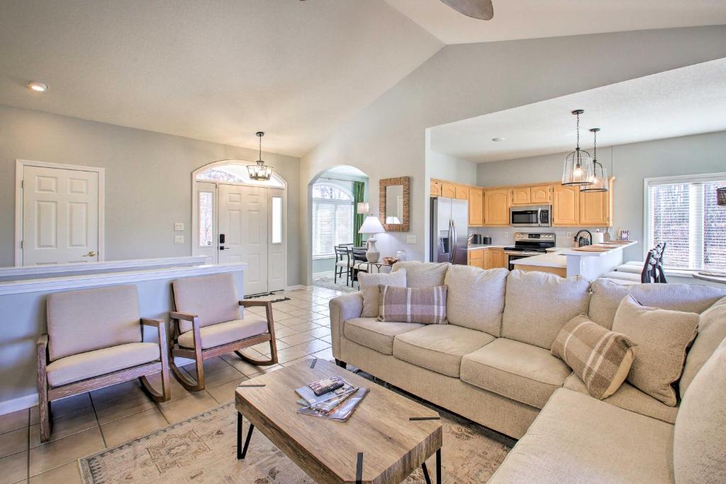 Hot Springs Village Home on Golf Course!