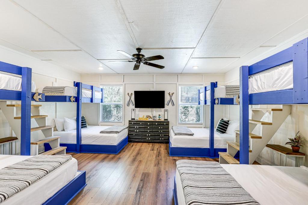 Riverfront Royal Home with Hot Tub and Fire Pits! - Image 7