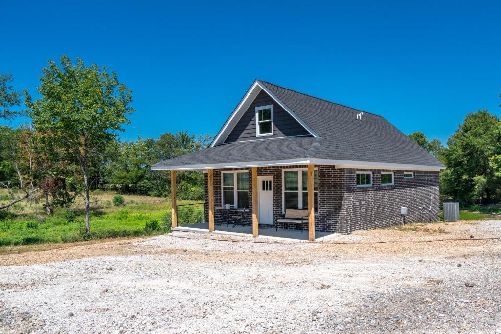 The Betty, on 2 acres Hot tub & 2 King Beds - Image 6