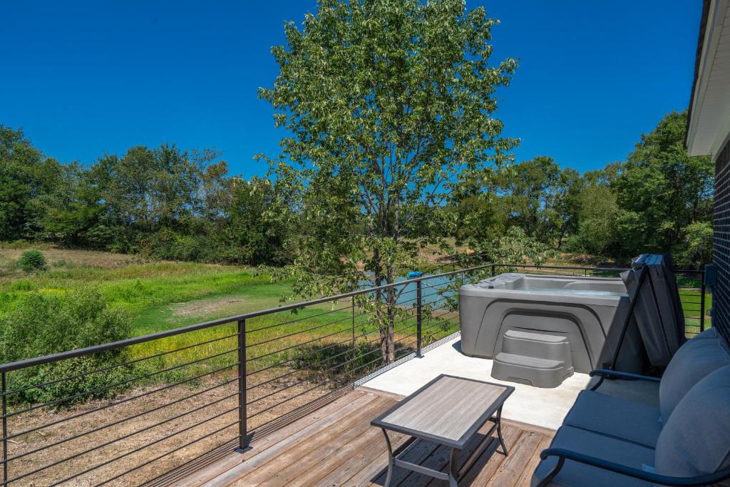 The Betty, on 2 acres Hot tub & 2 King Beds